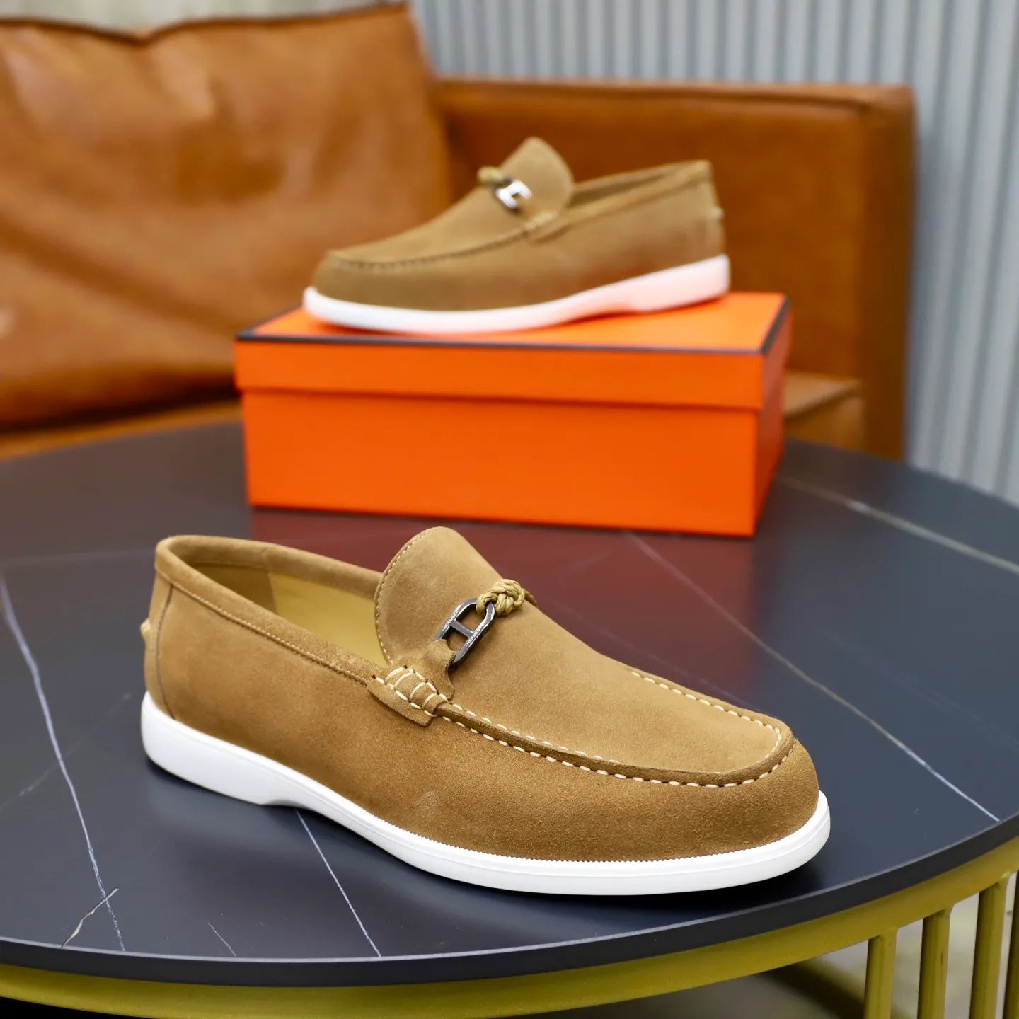 Ex-factory price: 540💰Hermès/Hermès slip-on men's shoes. This shoe is made of imported cow suede leather, with simple and smooth lines, and a 3CM rubber foam ultra-light sole combined with aerodynamic design! Youthful and fashionable, H button decoration, contrasting leather embellishment on the heel, calf lining to gently wrap your feet, with embossed logo cowhide feet, leather rock strips, casual and urban style, highlighting youthful vitality, sports and leisure version, super versatile Size number: 38-39-40-41-42-43-44 Standard leather shoe size (45 can be customized but does not support returns)
